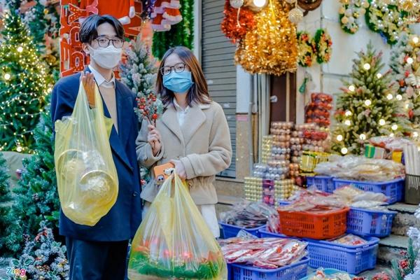 Xếp hàng, trả tiền để được check-in ở phố Hàng Mã-6