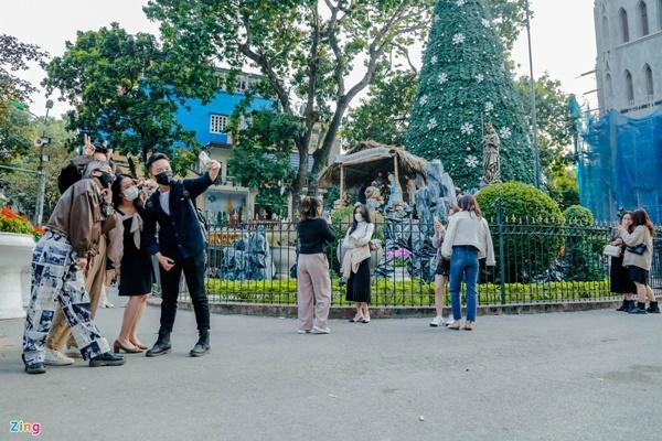 Xếp hàng, trả tiền để được check-in ở phố Hàng Mã-8