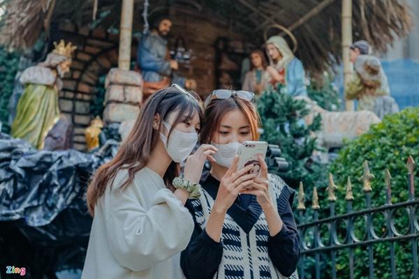 Xếp hàng, trả tiền để được check-in ở phố Hàng Mã-9