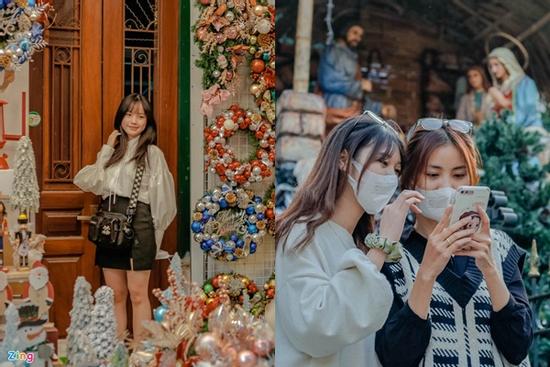 Xếp hàng, trả tiền để được check-in ở phố Hàng Mã