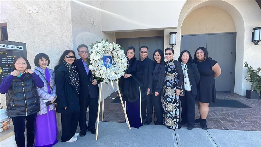 Bà xã Chí Tài khóc nghẹn trong giỗ đầu danh hài ở Mỹ-9