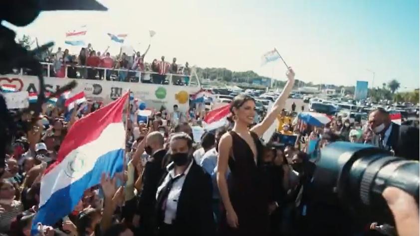 Á hậu 1 Miss Universe 2021 làm gì khi bị đối thủ giẫm váy?-11