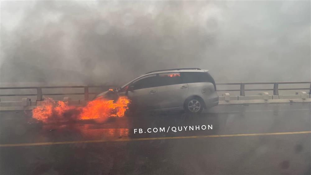 Ô tô bốc cháy dữ dội trong ngày mưa bão-1