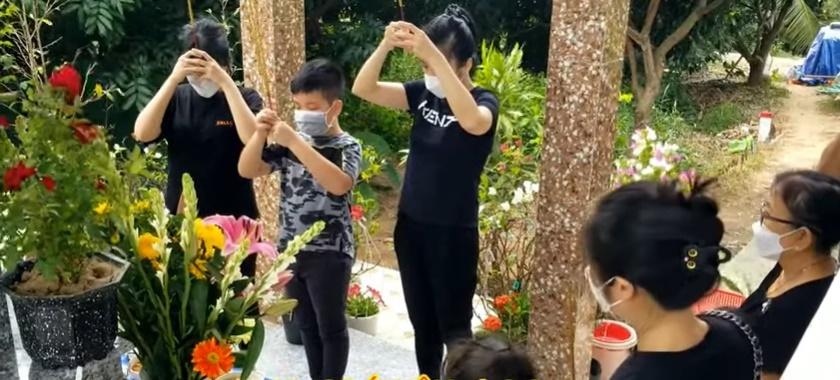 Vợ cũ và 2 con cúng giỗ đầu ca sĩ Vân Quang Long-3