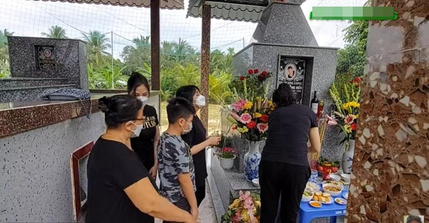 Vợ cũ và 2 con cúng giỗ đầu ca sĩ Vân Quang Long-4
