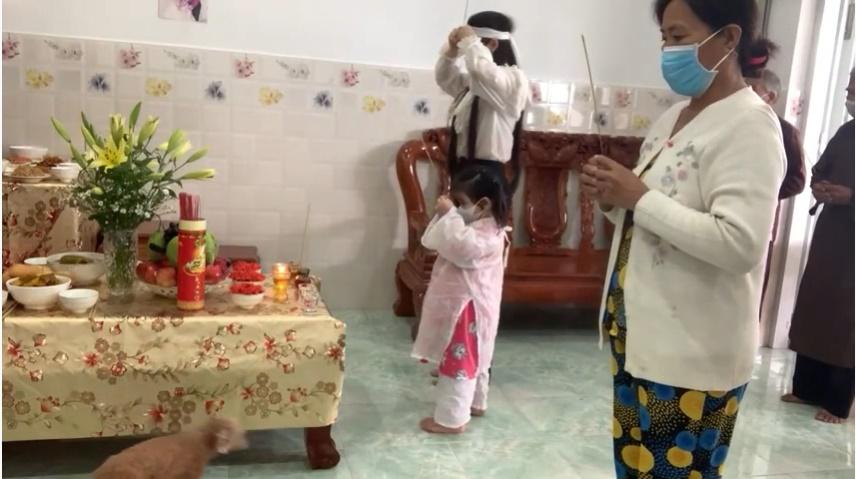 Vợ cũ và 2 con cúng giỗ đầu ca sĩ Vân Quang Long-6