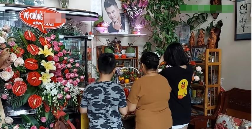 Vợ cũ và 2 con cúng giỗ đầu ca sĩ Vân Quang Long-1