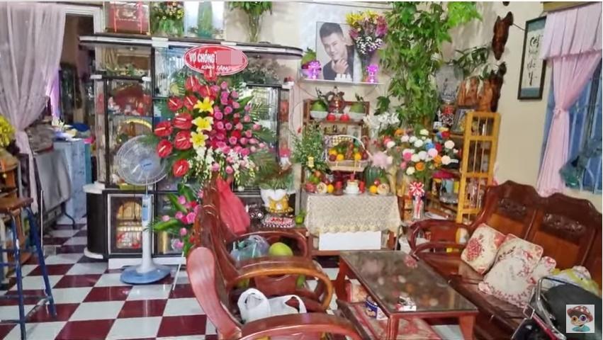 Vợ cũ và 2 con cúng giỗ đầu ca sĩ Vân Quang Long-2