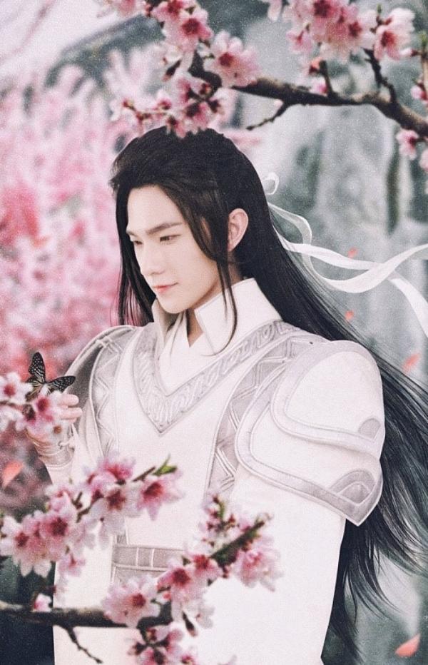 Vai diễn Thái tử Cửu Trùng Thiên trong "Dạ Hoa" của Dương Dương được khen ngợi bởi thần thái, khí chất điển trai, đầy lãng tử và mái tóc dài càng tô điểm thêm cho điều này.