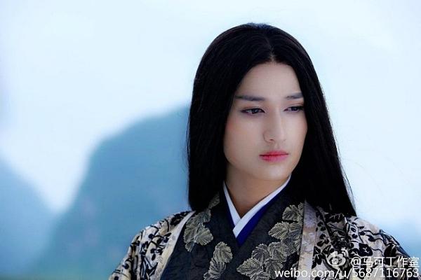 Mã Khả được biết đến với vai Sát Thiên Mạch trong bộ phim truyền hình "Hoa Thiên Cốt". Dù nhân vật được mệnh danh là mỹ nam đẹp nhất thiên hạ nhưng tạo hình của nam diễn viên thì không như vậy.