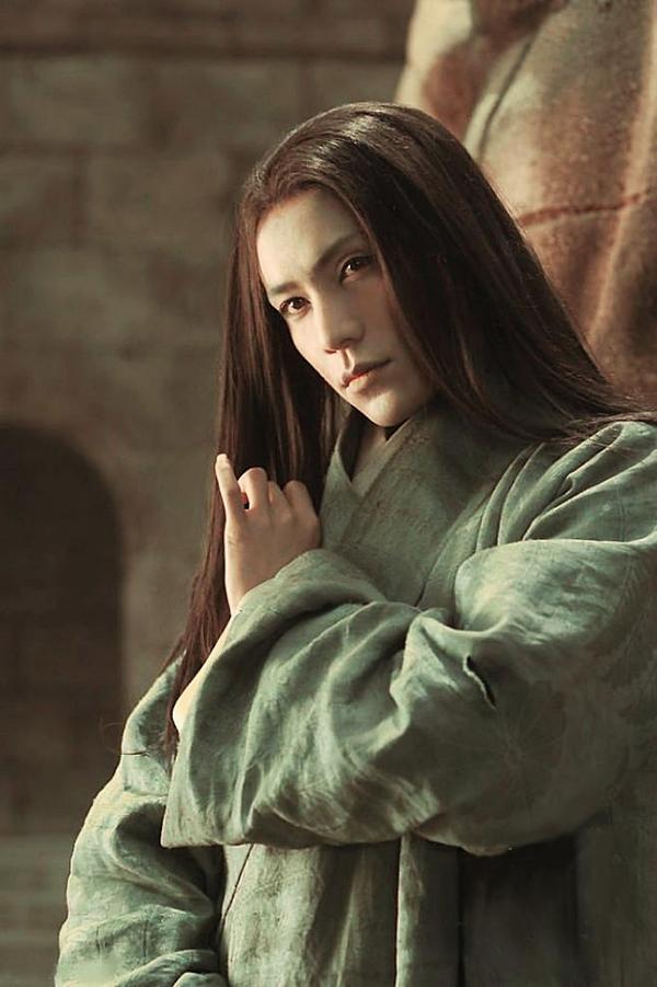 Trần Khôn dù kiểu tóc nào cũng đều không thể “dìm hàng” anh được. Nam diễn viên đã từng để kiểu tóc dài này trong "Long Môn Phi Giáp". Không những không "ẻo lả" mà mái tóc tạo cho nhân vật thêm phần bí ẩn nguy hiểm.