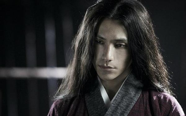 Trong "Hoạ Bì 2", Trần Khôn cũng để kiểu tóc dài này. Nhưng lần này, anh lại trông nam tính và đồng thời toả ra một sức hút khó cưỡng.