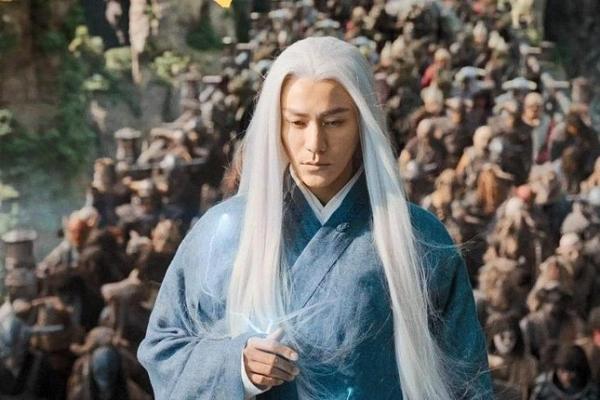 Gần đây nhất, Trần Khôn cũng để kiểu tóc này trong "Âm Dương Sư: Thị Thần Lệnh". Thậm chí còn hai màu, ban đầu đen nhánh, về sau hoá bạc. Nhân vật có phần ngạo nghễ, ngang tàng nhưng đầy ma mị, thêm chút phóng khoáng; và mái tóc đã góp phần nhấn nhá thêm cho những điều này.