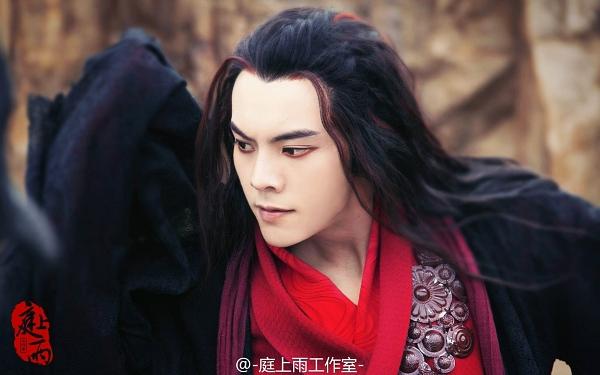 Trần Vỹ Đình trong vai Đình Ẩn của "Thục Sơn Chiến Kỷ" có tạo hình ma mị, quyến rũ khi xuất hiện cùng hình tượng mái tóc dài được uốn xoăn cho vai diễn.