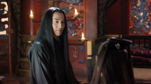 Triệu Hựu Đình đã để kiểu tóc này khi đóng Dạ Hoa trong "Tam Sinh Tam Thế Thập Lý Đào Hoa". Dù vẻ ngoài rất rắn rỏi, góc cạnh rõ ràng nhưng vẫn không thể hợp rơ với mái tóc. Nhờ diễn xuất đỉnh nên người xem cũng tạm tha thứ cho mái tóc này của anh.