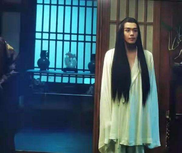 Tạo hình của nam chính Trương Nhược Quân trong 2 tập đầu "Tuyết Trung Hãn Đao Hành" mới phát sóng khiến người xem chỉ muốn từ bỏ phim. Mái tóc dài che đi một góc mặt vốn đã nhỏ lại càng nhỏ hơn, trông nam diễn viên cứ như là đóng phim kinh dị vậy.