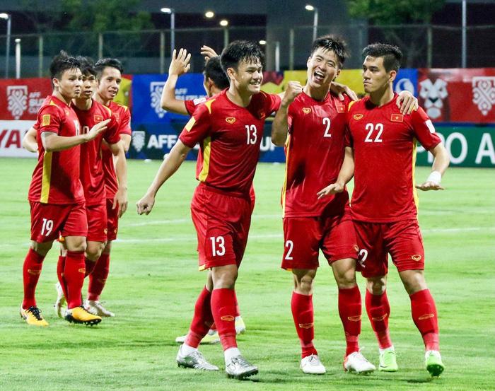 Biểu cảm khó đỡ của Duy Mạnh khi ăn mừng ké Tiến Linh ghi bàn-1