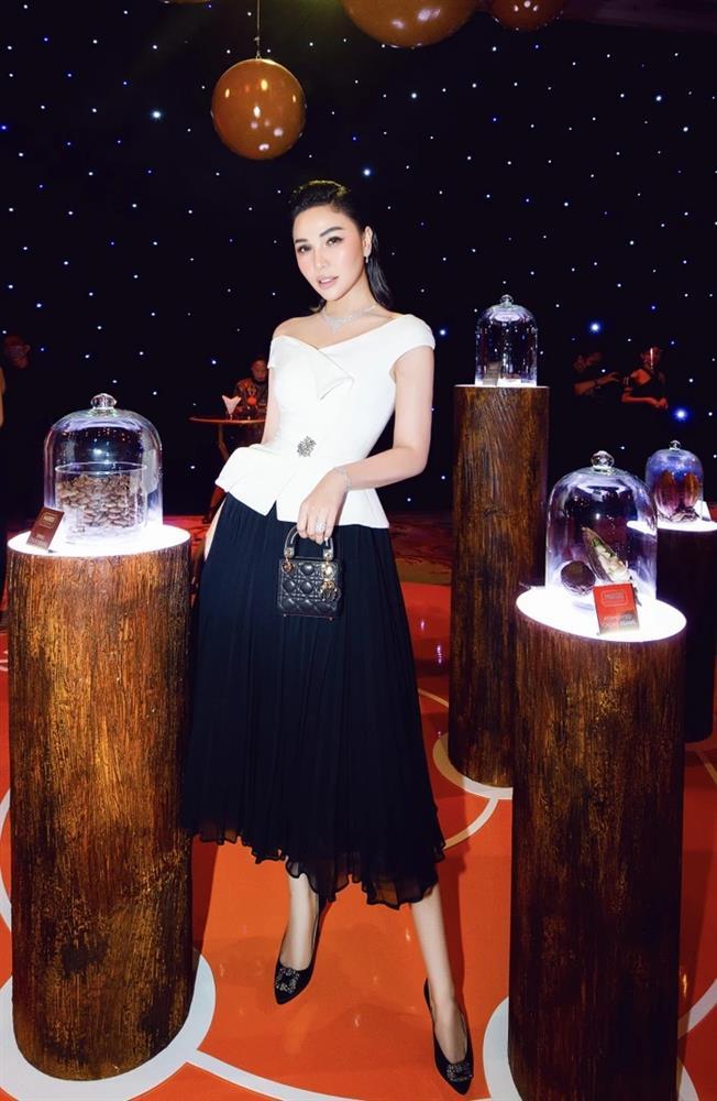 Thùy Tiên diện đầm đỏ cổ vũ đội tuyển Việt Nam từ phương xa-10