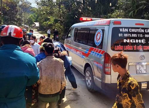 Nghệ An: Đất đổ ập xuống nhóm trẻ, 5 cháu bé thương vong-2