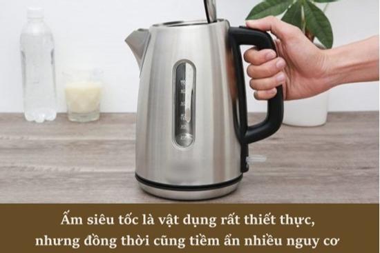 Nhận phòng khách sạn, phải đun nước sôi đổ ngay vào WC