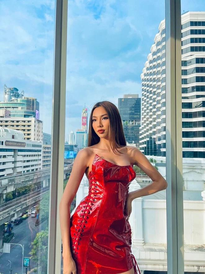 Thùy Tiên diện đầm đỏ cổ vũ đội tuyển Việt Nam từ phương xa-1