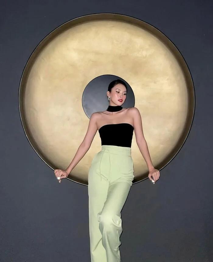 Thùy Tiên diện đầm đỏ cổ vũ đội tuyển Việt Nam từ phương xa-7