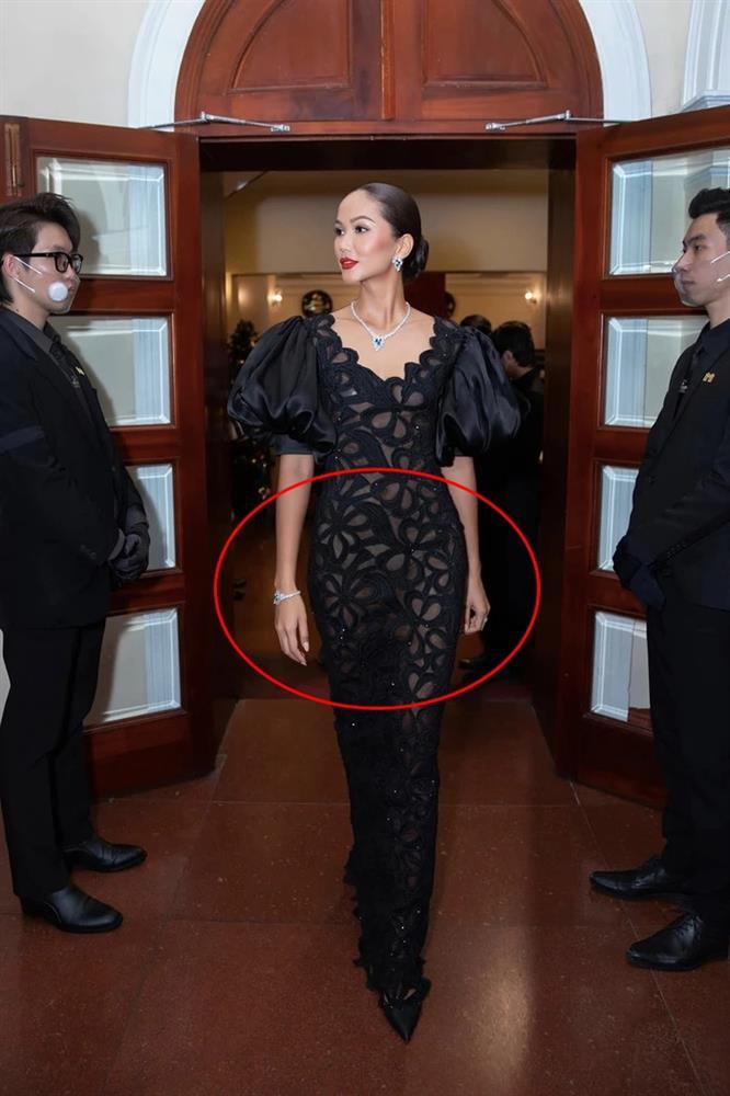 HHen Niê bị đầm xuyên thấu phản chủ, lộ nội y rõ mồn một-3