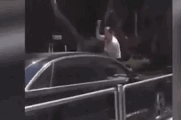 Clip: Bắt được chồng cặp bồ, vợ nhảy lên capo đập xe-1