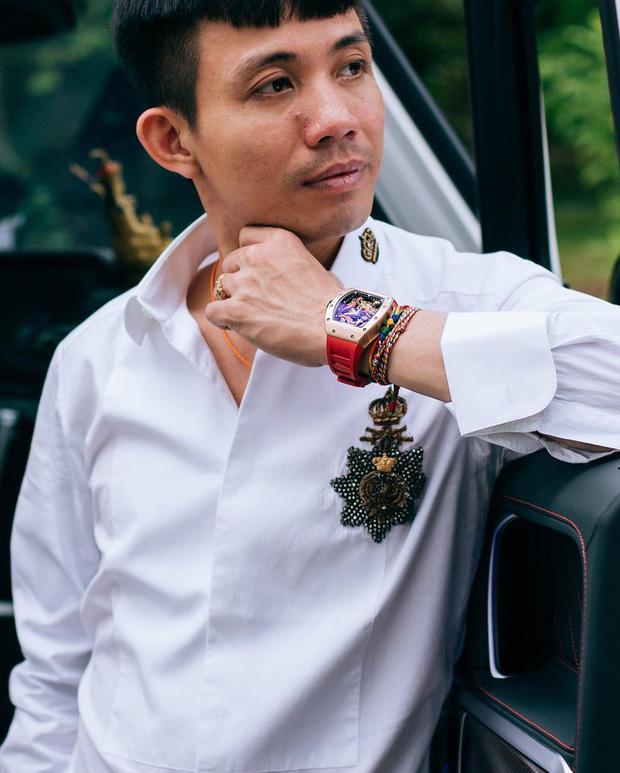 Minh Nhựa mặc chiếc áo bằng cả gia tài một đời của người khác-6