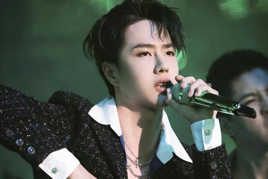 Vương Nhất Bác trổ tài 'bắn rap' bằng tiếng Việt cực đỉnh
