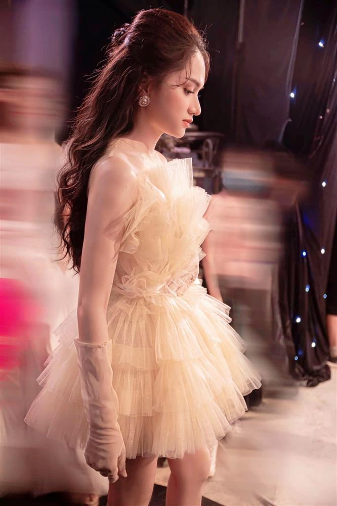 Hoa hậu Hương Giang viết thư xin lỗi trước khi vào tuổi 30-2