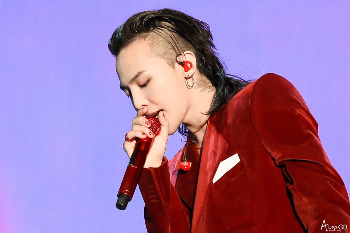 G-Dragon là biểu tượng thời trang hàng đầu của xứ kim chi. Anh thường đi đầu xu hướng với những kiểu tóc độc lạ, đặc biệt là kiểu tóc mullet dài cạo hai bên này. Nhìn thế nào thì nam idol trông vẫn chất ngút ngàn.