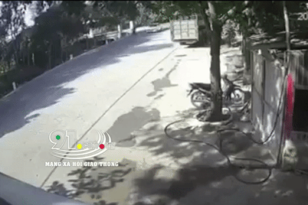 Clip: Tám trên vỉa hè, 3 người bị ô tô hất văng xa chục mét-1