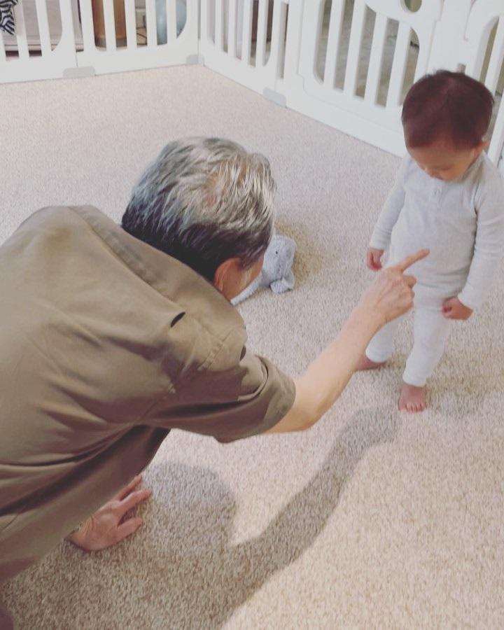 Bố mẹ Kim Lý đến Việt Nam thăm cháu, Hồ Ngọc Hà vì sao ít đăng hình?-5