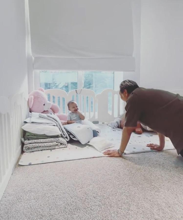 Bố mẹ Kim Lý đến Việt Nam thăm cháu, Hồ Ngọc Hà vì sao ít đăng hình?-4