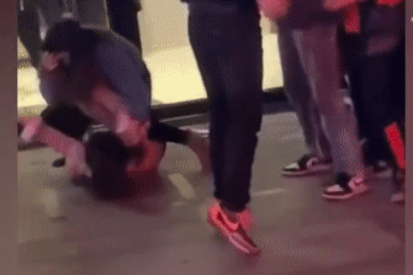 Clip: Con trai giữ chặt bố, để mẹ lao vào đánh 'con giáp 13' bầm dập