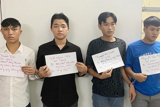 6 thanh niên đánh đập 1 cô gái vì 'bị nhìn đểu'