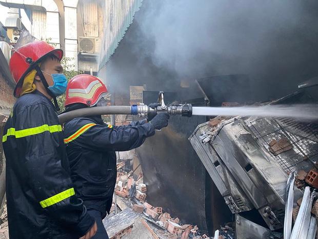 Cháy lớn khu Thảo Điền lúc rạng sáng, cảnh sát dùng nước hồ bơi dập lửa-2