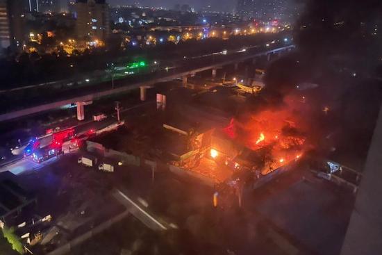 Cháy lớn khu Thảo Điền lúc rạng sáng, cảnh sát dùng nước hồ bơi dập lửa