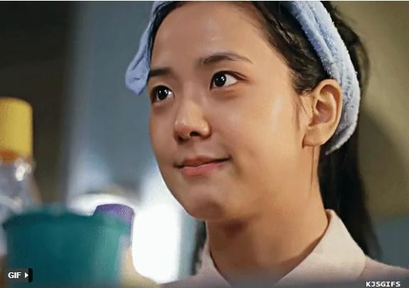 Jisoo để mãi kiểu tóc làm lộ nhược điểm trong phim mới-2