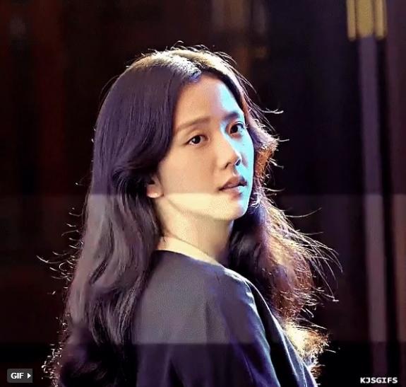 Jisoo để mãi kiểu tóc làm lộ nhược điểm trong phim mới-4