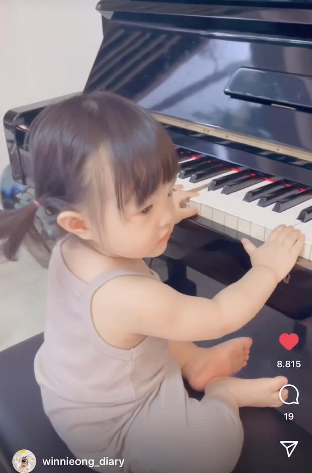 Ái nữ hơn 1 tuổi nhà sao đình đám trổ tài đánh piano điêu luyện-2