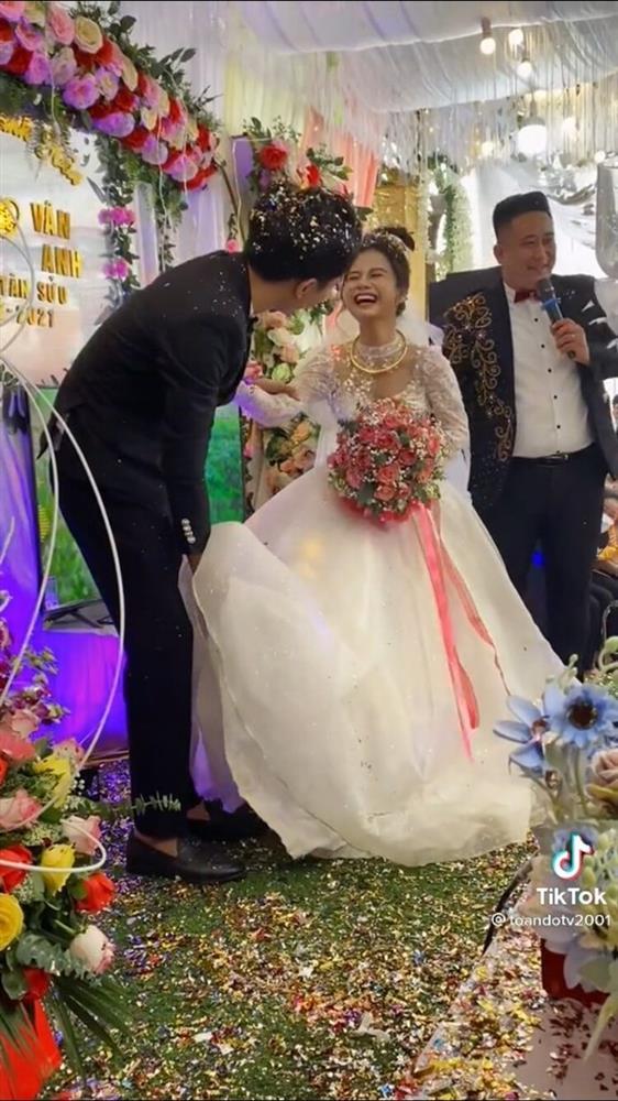 Chú rể lấy ghế cho vợ, cô dâu vừa vén váy đám cưới cười muốn ngã-3