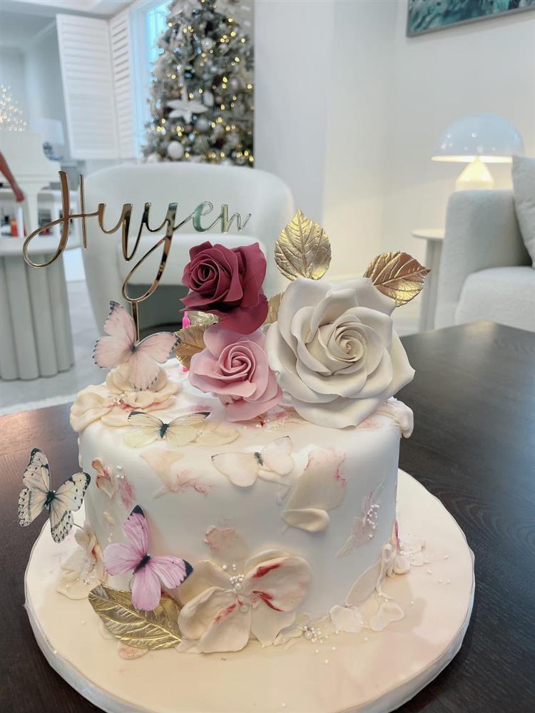 Mẹ Phạm Hương khoe sắc nổi bật không kém con gái hoa hậu-6