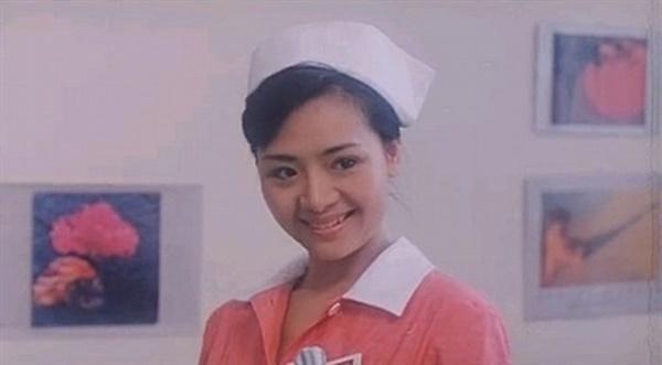 Nữ diễn viên từng đảm nhận một vai phụ trong phim Doctor's Heart (1990). Nhan sắc thuở mới vào nghề của nữ hoàng phim 18 khiến nhiều người bất ngờ vì vẻ mộc mạc, chân phương.