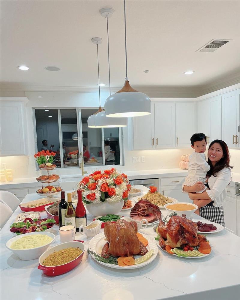 Mẹ Phạm Hương khoe sắc nổi bật không kém con gái hoa hậu-10