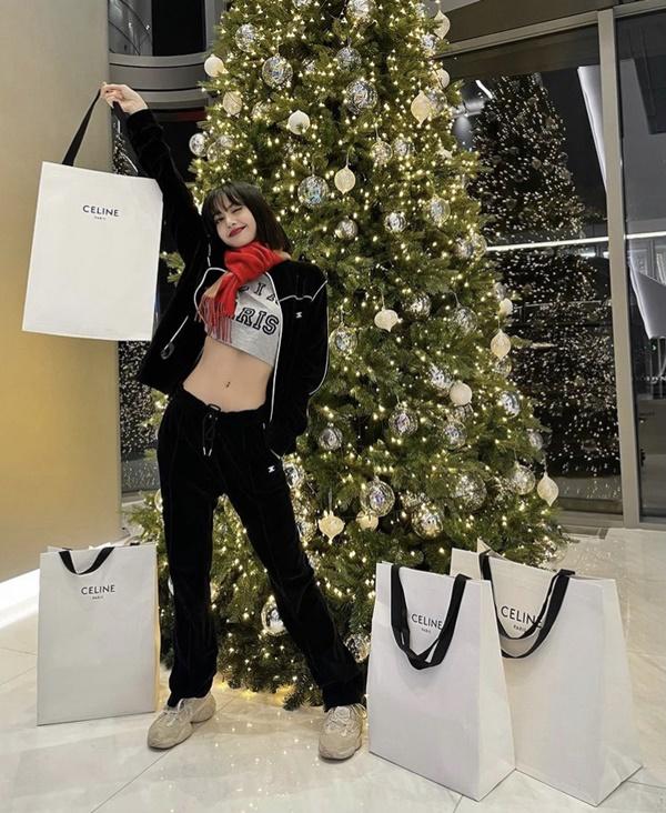 Sao Hàn mix khăn: Ai cũng ấm áp riêng Lisa kín trên hở dưới-3