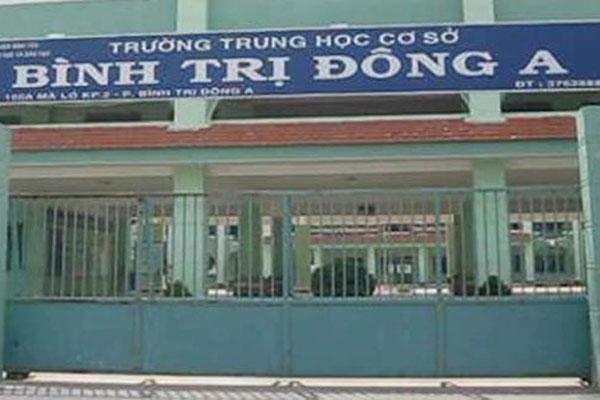 Thầy giáo sửa điểm Toán cho 37 học sinh ở TP.HCM-1