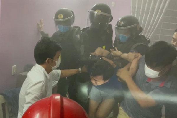 Xin 350 triệu ăn chơi không được, con trai ôm bình xăng đòi tự thiêu-1