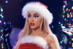 Sự thật phũ phàng về ca khúc Giáng sinh Ariana Grande từng cover